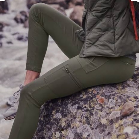 NWOT Athleta Headlands Hybrid Cargo Tights in olive green, size 2 - Picture 1 of 10